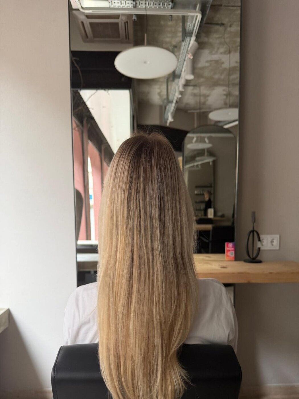 Vorher: flach föniertes Blond mit sichtbarem, härterem Ansatz