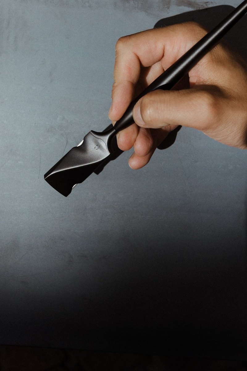 Calligraph mit 21-Grad-Klinge in der Hand einer Stylistin, Salon Chris Best in Mainz