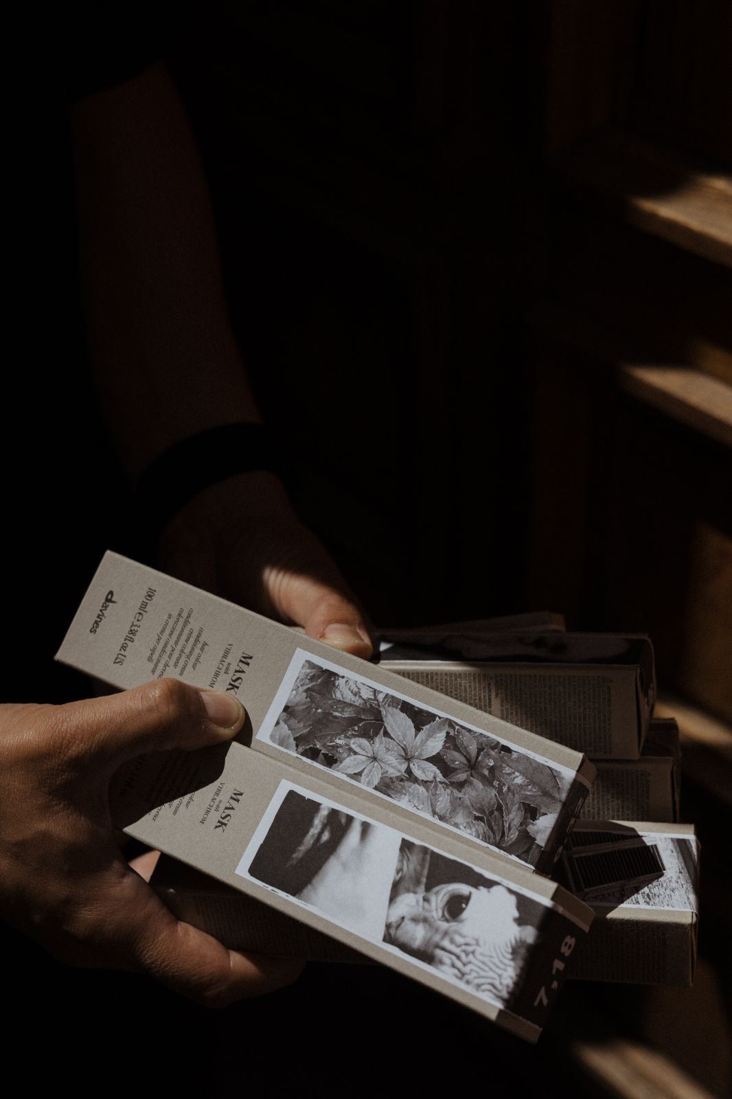 Davines Verpackungen aus Papier im Licht, Salon Chris Best in Mainz
